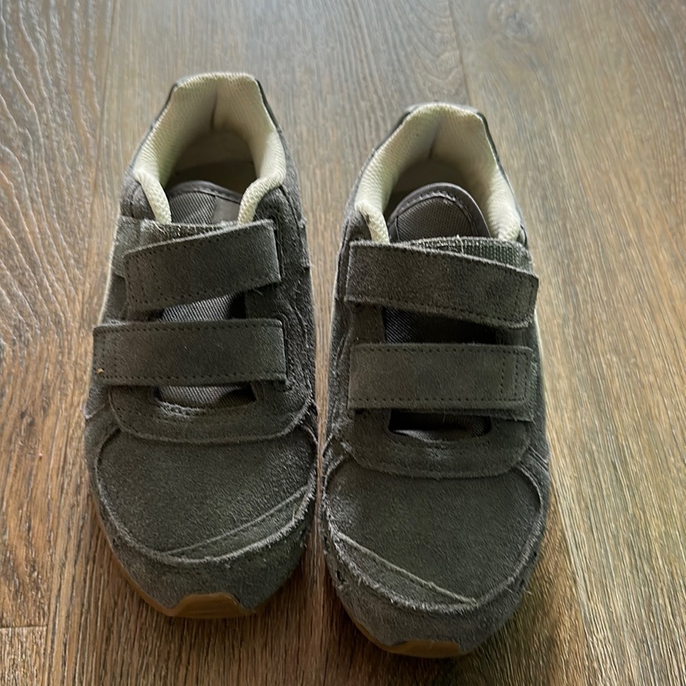 Barely worn Puma sneakers